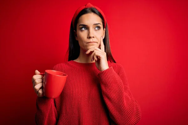 Young Beautiful Brunette Woman Drinking Mug Coffe Isolated Red Background — Stock Photo, Image