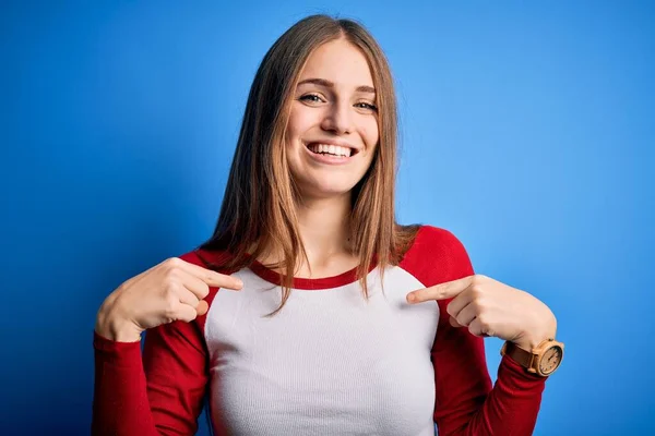 Młoda Piękna Ruda Kobieta Ubrana Luźny Shirt Odizolowanym Niebieskim Tle — Zdjęcie stockowe