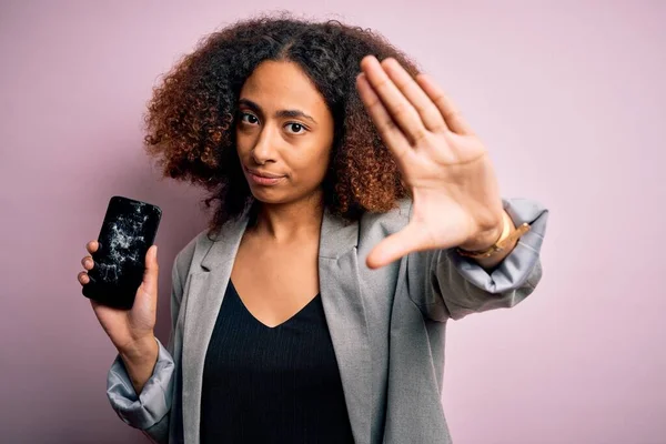 Ung Afrikansk Amerikansk Kvinna Med Afro Hår Håller Spruckna Och — Stockfoto