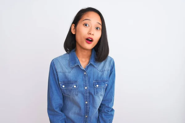 Jonge Mooie Chinese Vrouw Draagt Denim Shirt Staan Geïsoleerde Witte — Stockfoto