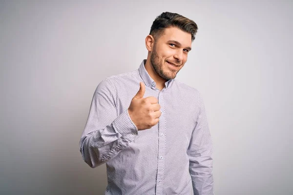 Joven Hombre Negocios Con Ojos Azules Pie Sobre Fondo Aislado — Foto de Stock