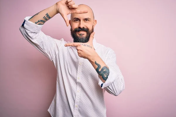 Bonito Homem Careca Com Barba Vestindo Camisa Elegante Sobre Fundo — Fotografia de Stock