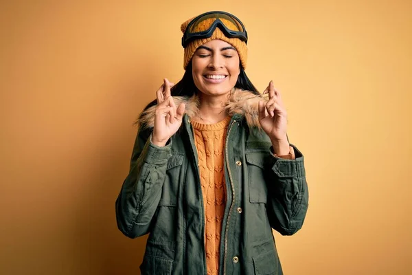 Joven Mujer Hispana Hermosa Con Gafas Esquí Abrigo Para Clima — Foto de Stock