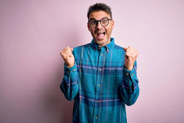 Homem Bonito Jovem Vestindo Camisa Casual Óculos Sobre Fundo Rosa — Fotografia de Stock