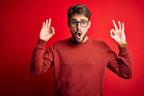 Jovem Homem Bonito Com Barba Vestindo Óculos Suéter Sobre Fundo — Fotografia de Stock