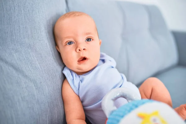 Bebê Adorável Deitado Sofá Casa Recém Nascido Relaxante Descansando Confortável — Fotografia de Stock