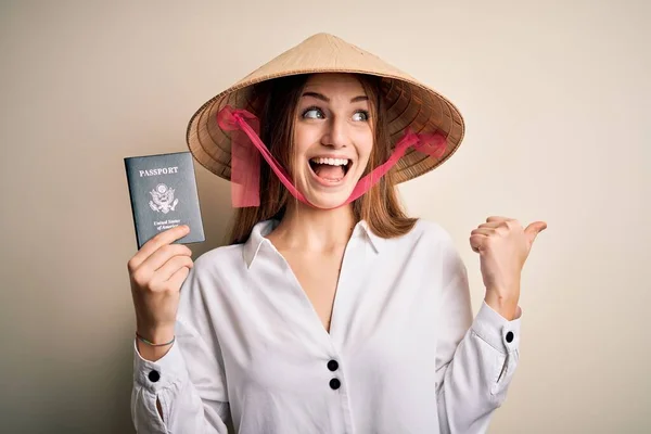 Giovane Bella Rossa Donna Turistica Indossa Asiatico Tradizionale Cappello Possesso — Foto Stock