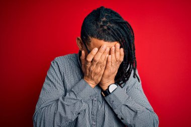 Rastgele gömlek ve gözlük takan, ağlarken yüzünü ellerle kapatan yakışıklı Afro-Amerikan bir adam. Depresyon kavramı.