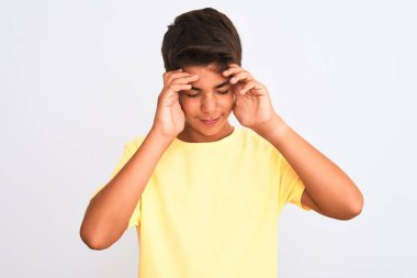 Yakışıklı genç çocuk, izole edilmiş beyaz arka planda duruyor. Stres yüzünden baş üstü başı ağrıyor. Migren ağrısı..