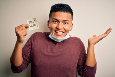 Tıbbi maske takan genç yakışıklı Latin adam elinde kağıt tutuyordu. Uyarı mesajı çok mutlu ve heyecanlıydı. Kazanan ifade zaferi büyük bir gülümsemeyle kutluyor ve ellerini kaldırıyordu.