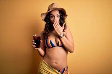 Tatilde, kıvırcık saçlı, bikinili, kola içen, ağzı bozuk, utancından ağzı açık, korkunun ifadesi, sessizlikten korkan, gizli bir konsept.