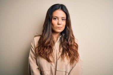 Genç, güzel, esmer, sıradan bir gömlek giyen, beyaz arka planda duran, şüpheci ve gergin bir kadın. Problemden dolayı suratını asıyor. Negatif kişi.