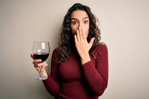 Jovem Mulher Bonita Com Cabelo Encaracolado Beber Copo Vinho Tinto — Fotografia de Stock