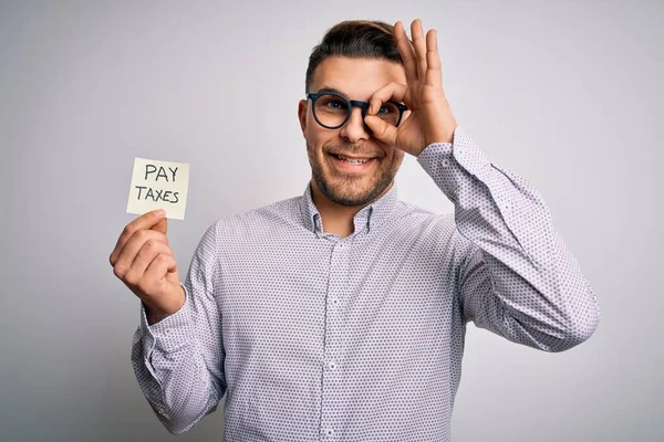 Mavi Gözlü Genç Adamı Elinde Vergi Sözcüğünü Gülen Yüzüyle Kâğıt — Stok fotoğraf
