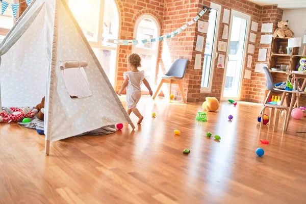 Bela Criança Caucasiana Brincando Com Brinquedos Sala Jogos Colorida Feliz — Fotografia de Stock