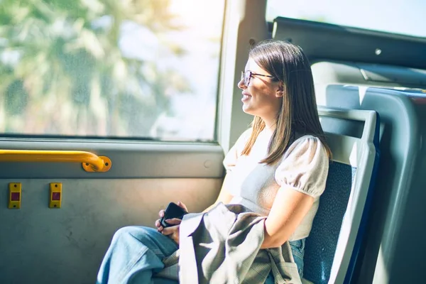 Jonge Mooie Vrouw Glimlachend Gelukkig Zelfverzekerd Zittend Met Een Glimlach — Stockfoto