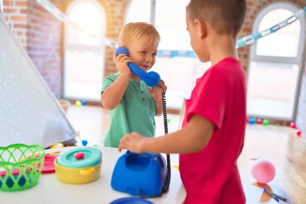 Adoráveis Crianças Brincando Torno Muitos Brinquedos Jardim Infância — Fotografia de Stock