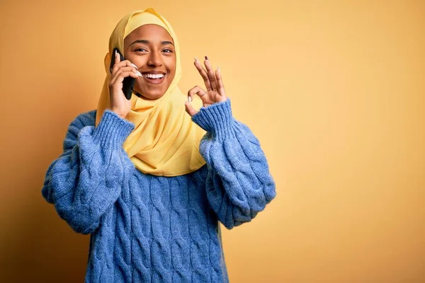 Afroamerikanerin Mit Muslimischem Hijab Unterhält Sich Auf Smartphone Und Tut — Stockfoto