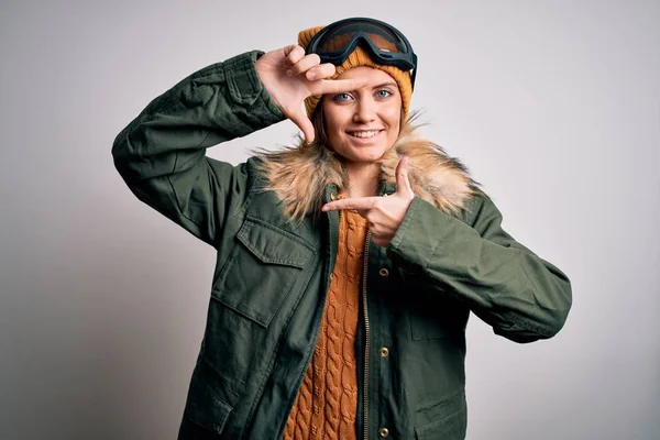 年轻美丽的滑雪者女人 蓝眼睛 穿着雪地运动服和滑雪护目镜 面带微笑 手指手画脚 面带笑容 创意和摄影概念 — 图库照片