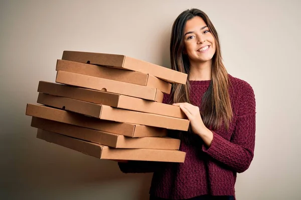 Молодая Красивая Девушка Доставкой Итальянской Пиццы Коробки Стоя Белом Фоне — стоковое фото