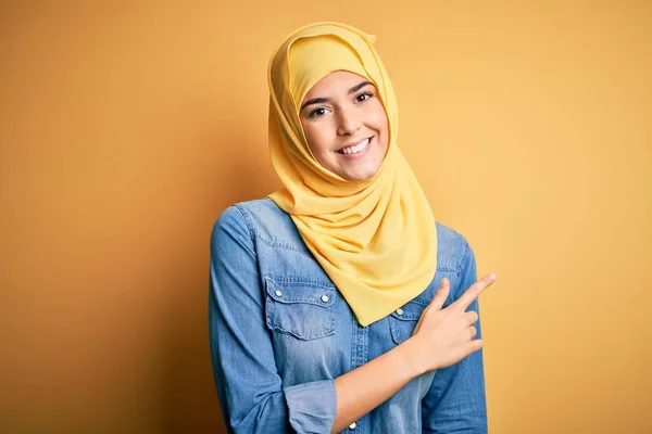 Junges Schönes Mädchen Mit Muslimischem Hijab Das Vor Isoliertem Gelben — Stockfoto