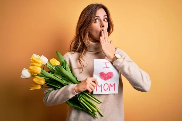 Hermosa Morena Mujer Sosteniendo Amor Mamá Mensaje Tulipanes Celebrando Madres — Foto de Stock