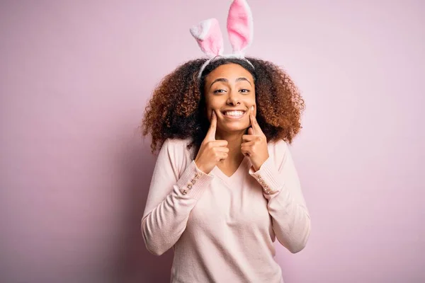 Mladá Africká Americká Žena Afro Vlasy Nosí Králičí Uši Přes — Stock fotografie