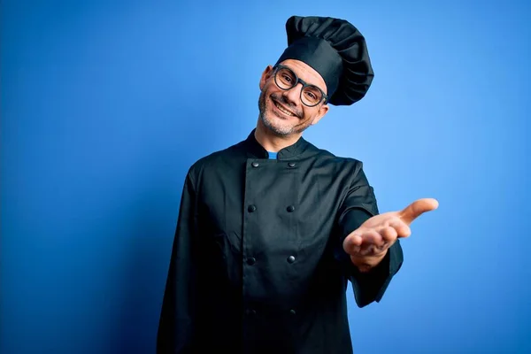 Joven Hombre Guapo Chef Con Uniforme Cocina Sombrero Sobre Fondo —  Fotos de Stock