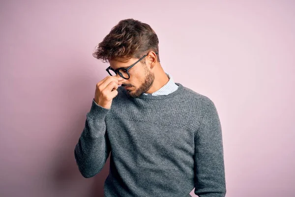 Giovane Bell Uomo Con Barba Che Indossa Occhiali Maglione Piedi — Foto Stock