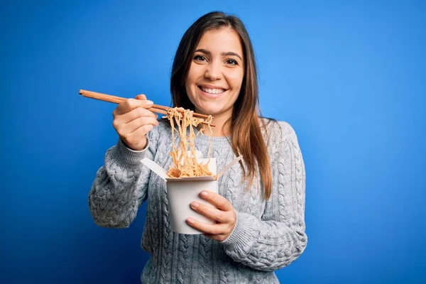 Jovem Mulher Comendo Macarrão Asiático Levar Embora Caixa Usando Chopstick — Fotografia de Stock