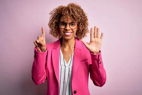 Jonge Afro Amerikaanse Zakenvrouw Draagt Bril Staan Roze Achtergrond Tonen — Stockfoto