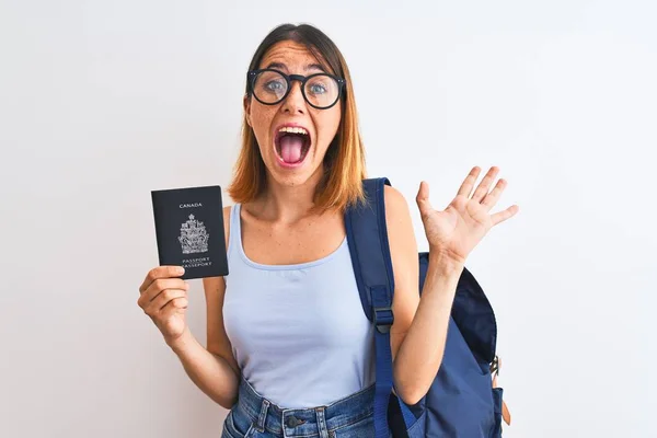 Krásná Zrzka Studentka Nosí Batoh Drží Pas Kanady Velmi Šťastný — Stock fotografie