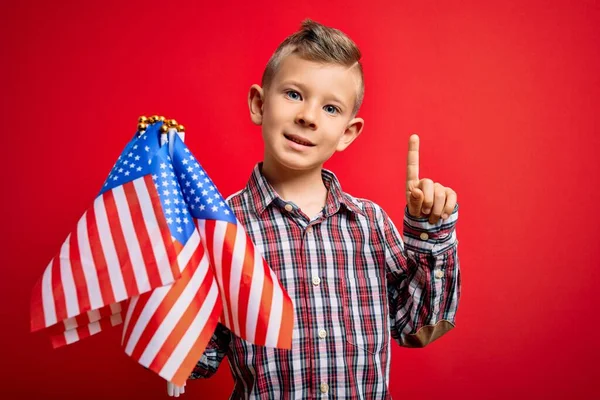 Ung Liten Amerikansk Patriotisk Kaukasiska Unge Hålla Flagga Usa Över — Stockfoto