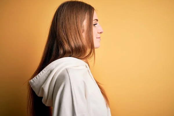 Młoda Piękna Ruda Wysportowana Kobieta Ubrana Bluzę Odizolowanym Żółtym Tle — Zdjęcie stockowe