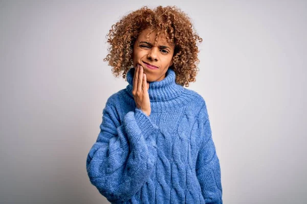 歯の痛みや歯の病気のために痛みを伴う式で手で口に触れる白い背景に亀甲セーターを身に着けている若い美しいアフリカ系アメリカ人女性 歯医者 — ストック写真