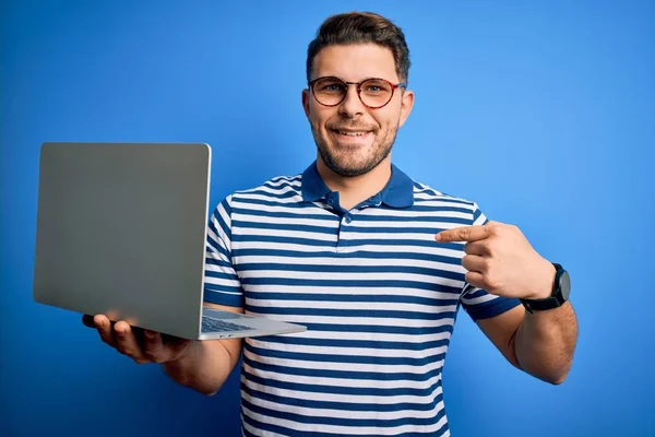 Young Business Man Blue Eyes Wearing Glasses Working Using Computer — Stock Photo, Image