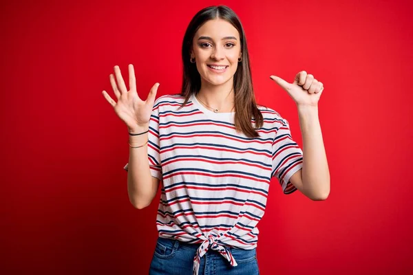 Junge Schöne Brünette Frau Trägt Lässig Gestreiftes Shirt Das Über — Stockfoto