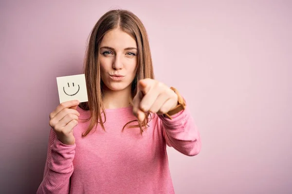 Joven Hermosa Pelirroja Sosteniendo Papel Recordatorio Con Sonrisa Emoji Mensaje —  Fotos de Stock