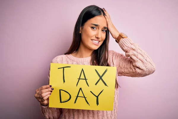 Young Beautiful Brunette Woman Holding Paper Tax Day Message Pink — Stock Photo, Image