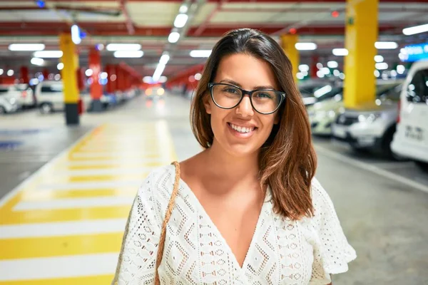 Jovem Mulher Sorrindo Confiante Estacionamento Subterrâneo Torno Carros Luzes — Fotografia de Stock