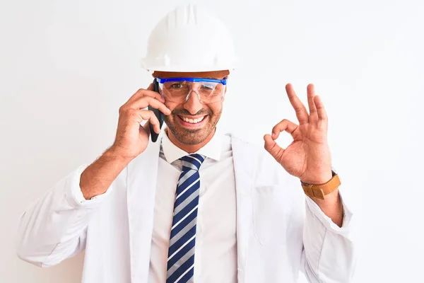 Jovem Cientista Homem Usando Capacete Segurança Chamando Usando Smartphone Sobre — Fotografia de Stock