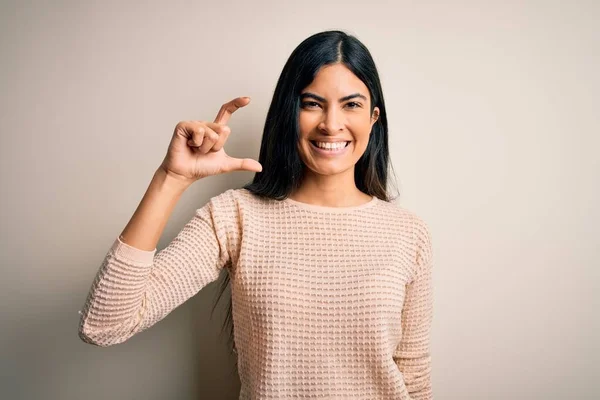 Ung Vacker Latinamerikansk Kvinna Bär Elegant Rosa Tröja Över Isolerade — Stockfoto