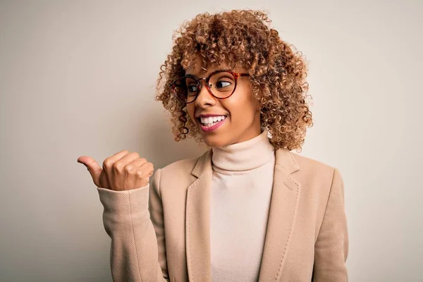 Belle Femme Affaires Afro Américaine Portant Des Lunettes Sur Fond — Photo