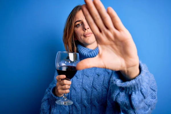 Jovem Bela Morena Bebendo Copo Vinho Tinto Sobre Fundo Azul — Fotografia de Stock