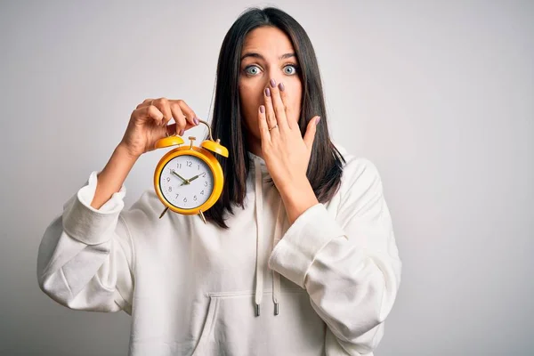 Mujer Joven Con Ojos Azules Sosteniendo Despertador Pie Sobre Fondo — Foto de Stock