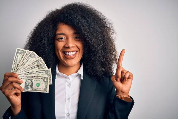 Ung Afrikansk Amerikansk Affärskvinna Med Afro Hår Håller Kontanter Dollar — Stockfoto