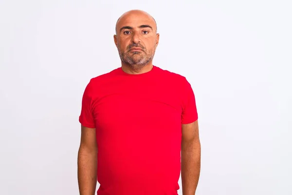 Μεσήλικας Όμορφος Άντρας Κόκκινο Casual Shirt Στέκεται Πάνω Από Απομονωμένο — Φωτογραφία Αρχείου