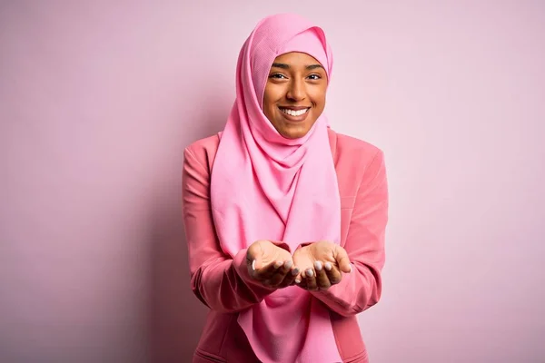 Mladá Afro Americká Žena Muslimském Hidžábu Izolovaném Růžovém Pozadí Usmívající — Stock fotografie