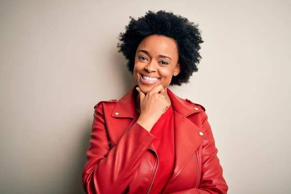Junge Schöne Afrikanisch Amerikanische Afro Frau Mit Lockigem Haar Die — Stockfoto