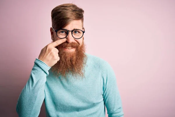英俊的爱尔兰红头发男人 留着胡子 戴着眼镜 戴着粉色的孤立的背景 手指头对着鼻子 笑容满面 美的概念 — 图库照片
